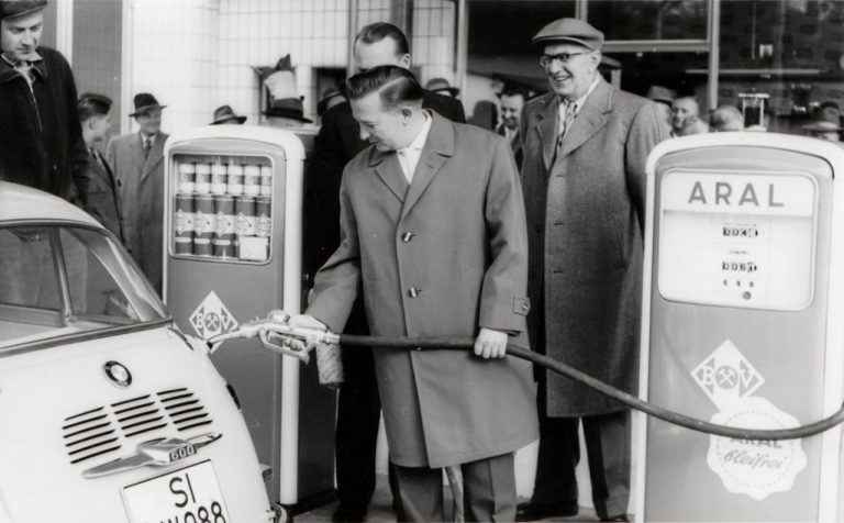 Firmengründer Walter Schneider beim Tanken an einer Aral Zapfsäule